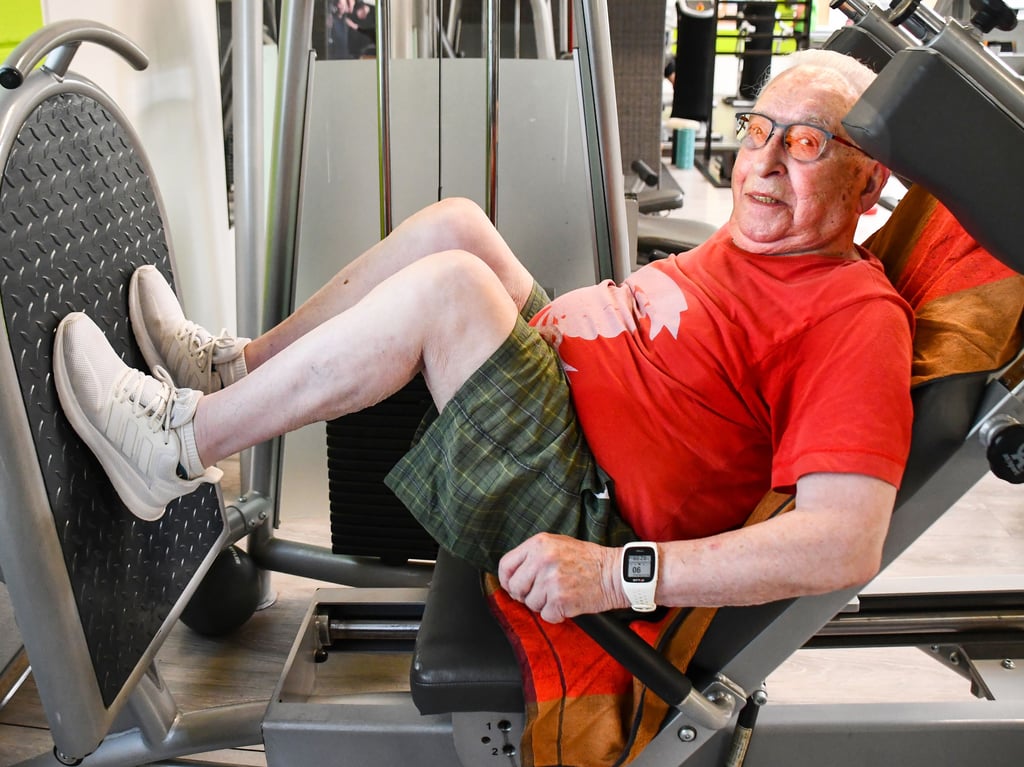 Die „Beinpresse“ ist das Lieblingsgerät von Johannes Lachmund im Vital-Fitnessstudio. Auch mit 100 Jahren trainiert der Haldensleber noch mindestens zweimal in der Woche. Hier stemmt er mit der reinen Muskelkraft seiner Beine 80 Kilo in die Höhe.