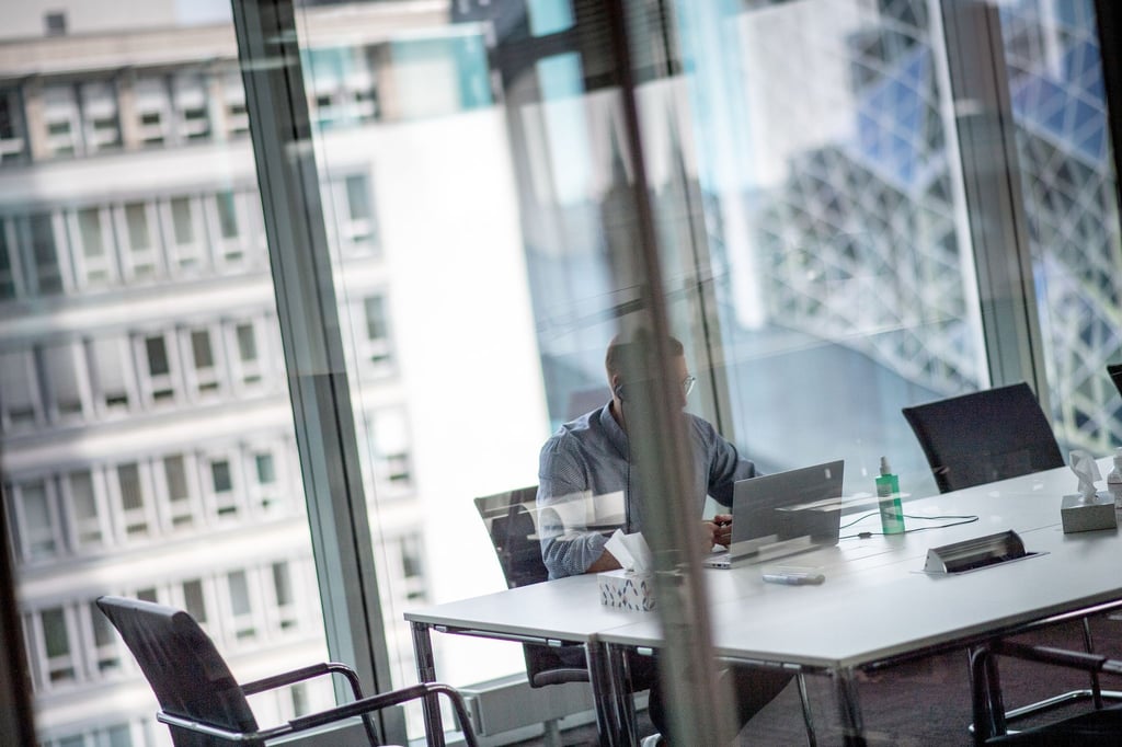 Auch wenn viel auf dem Schreibtisch liegt: Arbeitgeber können Überstunden in der Regel nur dann anordnen, wenn eine entsprechende Regelung im Arbeits- oder Tarifvertrag oder in einer Betriebsvereinbarung zu finden ist.
