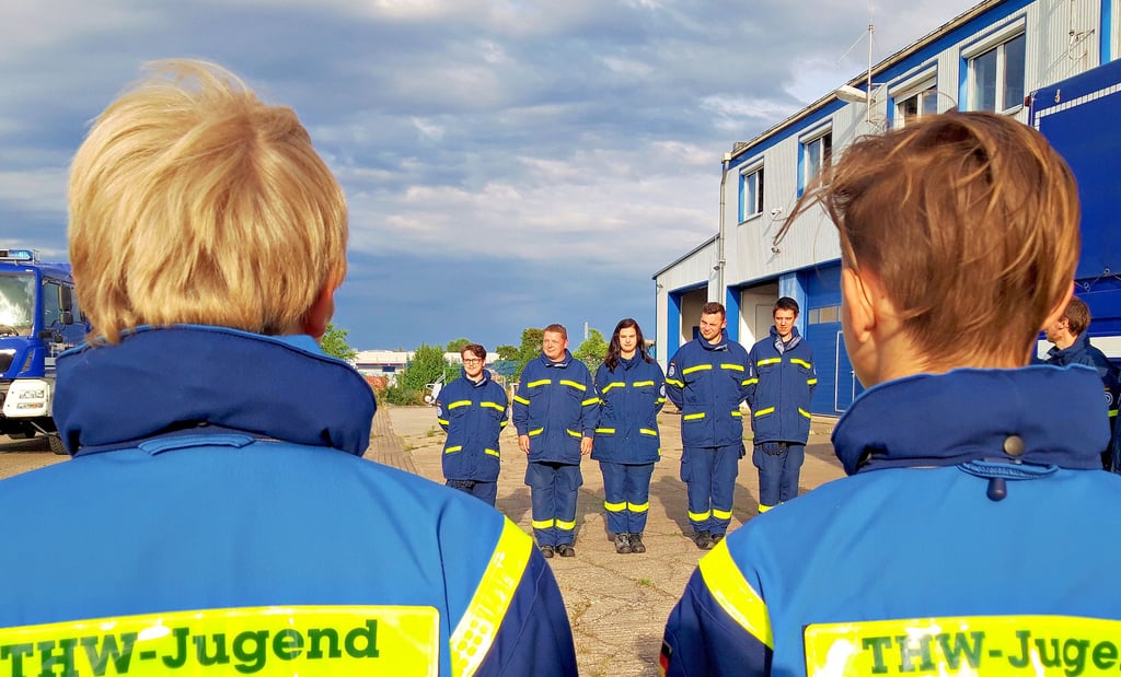 Das junge Quintett hat die Grundausbildung beim THW erfolgreich bestanden.