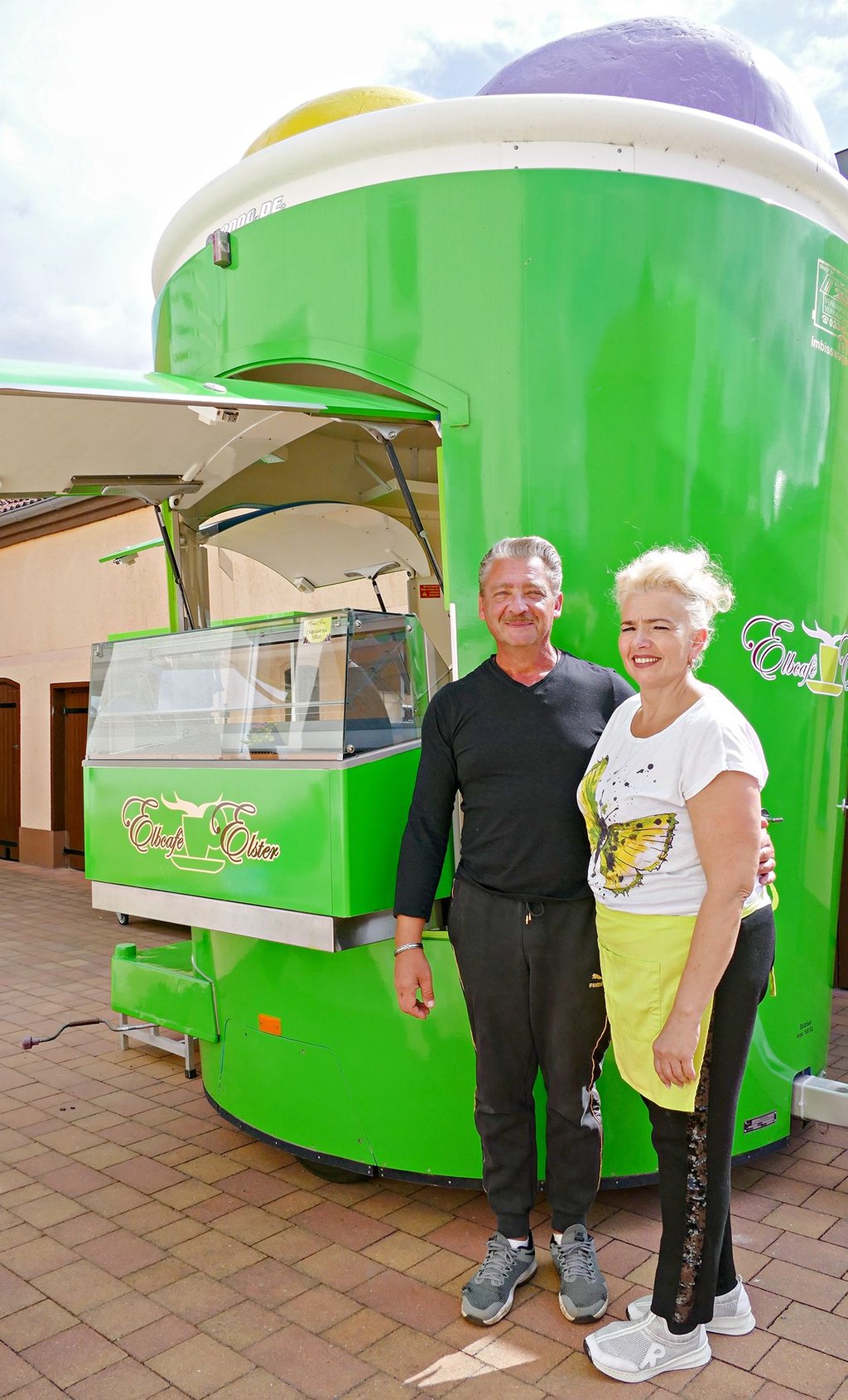 Michael und Mandy Maatz, Inhaber des Elbcafé Elster, vor ihrem mobilen Eiswagen.