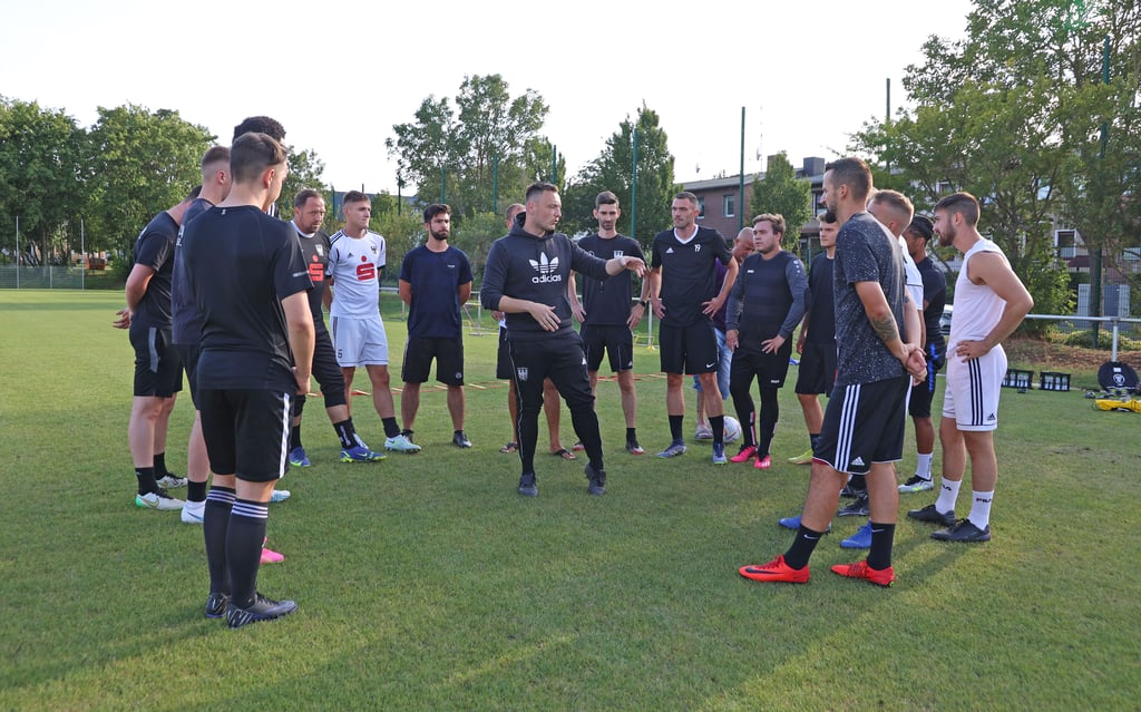 Christoph Albrecht (hier bei der Ansprache an sein Team) steht vor einer großen Herausforderung: Er muss eine komplett neue Mannschaft formen, die eine Chance auf den Klassenerhalt in der Verbandsliga hat. Bereits seit dem 6. Juli arbeitet der Coach im Training an der neuen Zukunft des MSC Preussen.