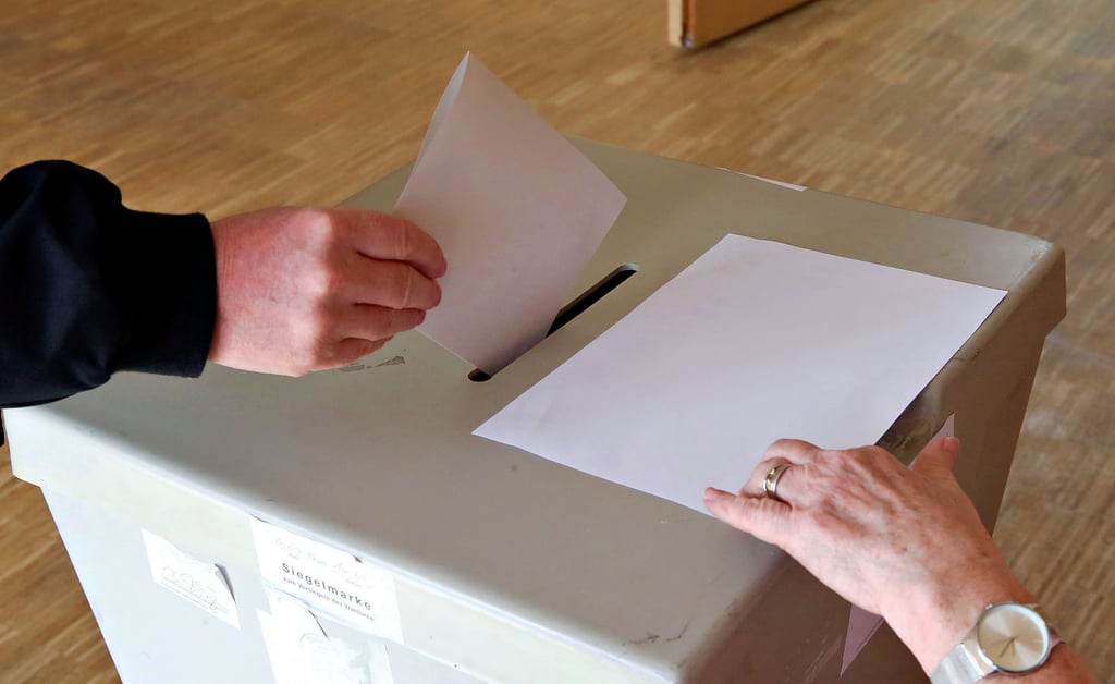 In einem Wahllokal wird ein Stimmzettel in eine Urne geworfen. Dazu haben Wahlberechtigte in der Einheitsgemeinde Kalbe auch bald Gelegenheit. Am 24. September wählen sie den Bürgermeister der Einheitsgemeinde Kalbe.