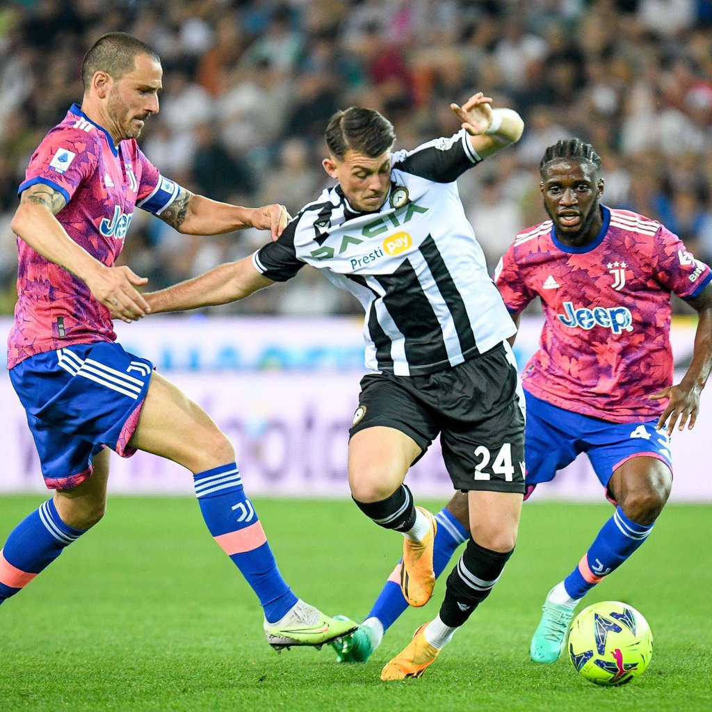 Lazar Samardzic im Trikot von Udinese Calcio.