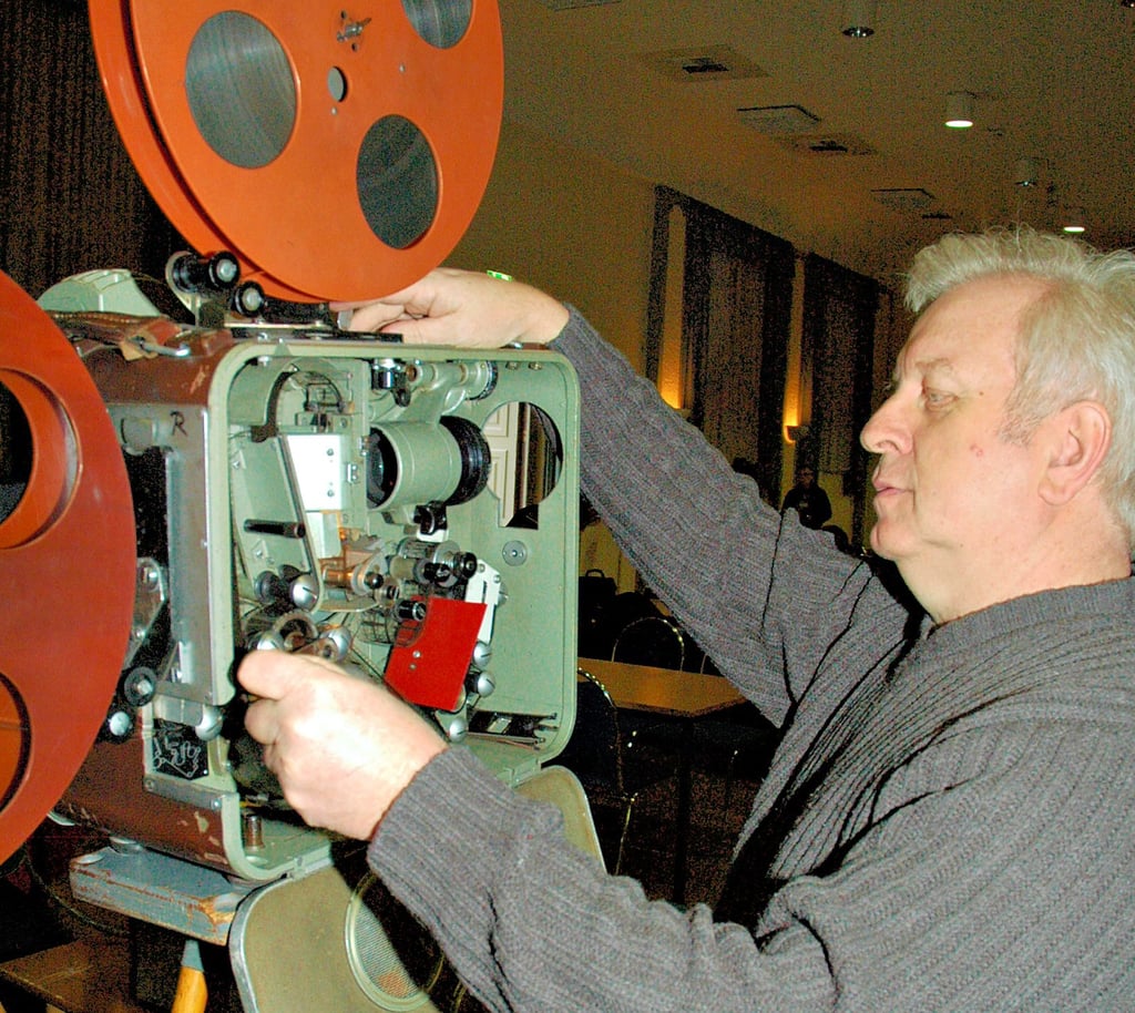 Herbert Hambach an seiner alten Vorführtechnik, die ihm Jahrzehnte treue Dienste leistete und heute nur noch selten zum Einsatz kommt. Nur dann, wenn alte Filme gewünscht werden, packt er sie noch einmal ein und geht damit auf Reisen.