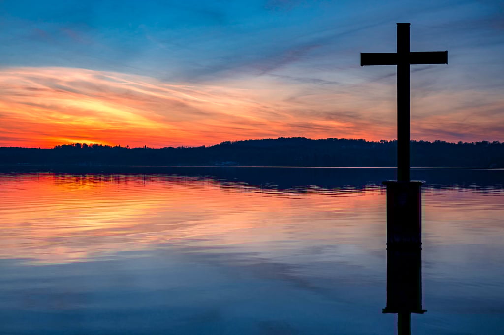 Das Kreuz ist das Symbol im Christentum für den Tod und die Auferstehung.