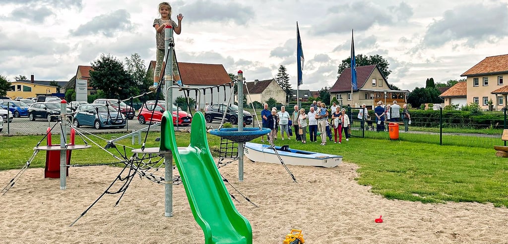 Der neue Spielplatz am Ortseingang von Uchtdorf (aus Richtung Burgstall) kommt gut an. Banner sollen künftig noch auf die Unterstützer hinweisen.
