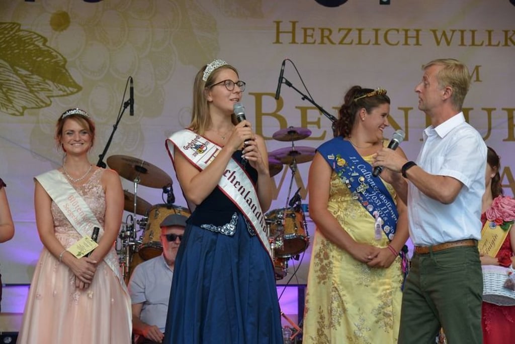 Agnes Schmitt (links) bei einem offiziellen Auftritt als Kuchenlandkönigin beim Weinfest in Bernburg 2019. Solche Auftritte gehören zum Amt.