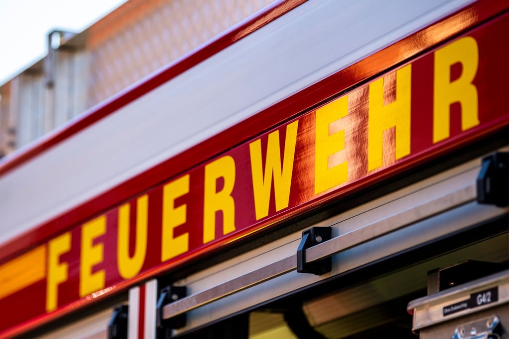 Auf dem Einsatzfahrzeug ist in gelber Farbe der Schriftzug „Feuerwehr“ zu lesen.