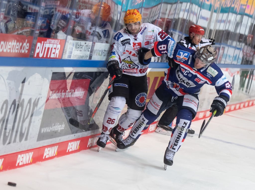 Alexandre Grenier (r.) im Trikot der Iserlohn Roosters.