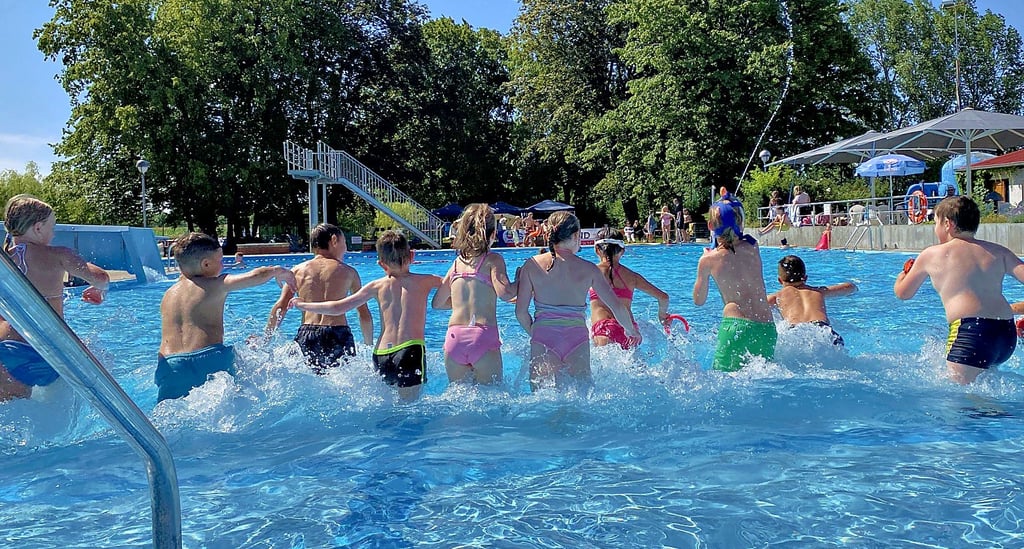 Der Hort der Kita „Sputnik“ aus Halberstadt ist regelmäßig zu Gast im Dedelebener Freibad. Sie schätzen unter anderem die tolle Bus-Anbindung.