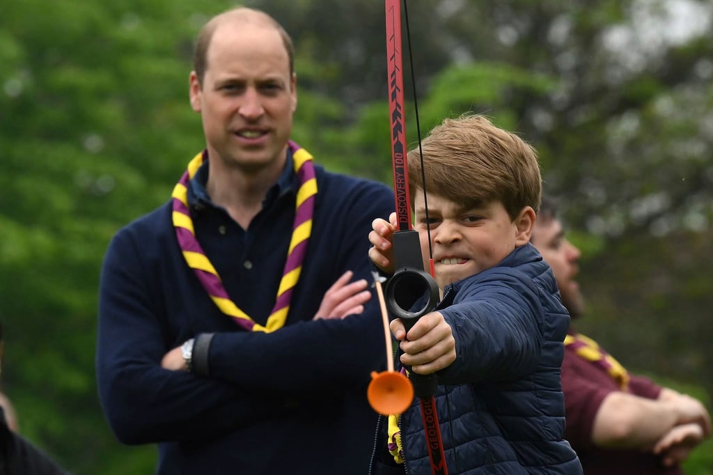 Prinz George versucht sich neben seinem Vater Prinz William im Bogenschießen.