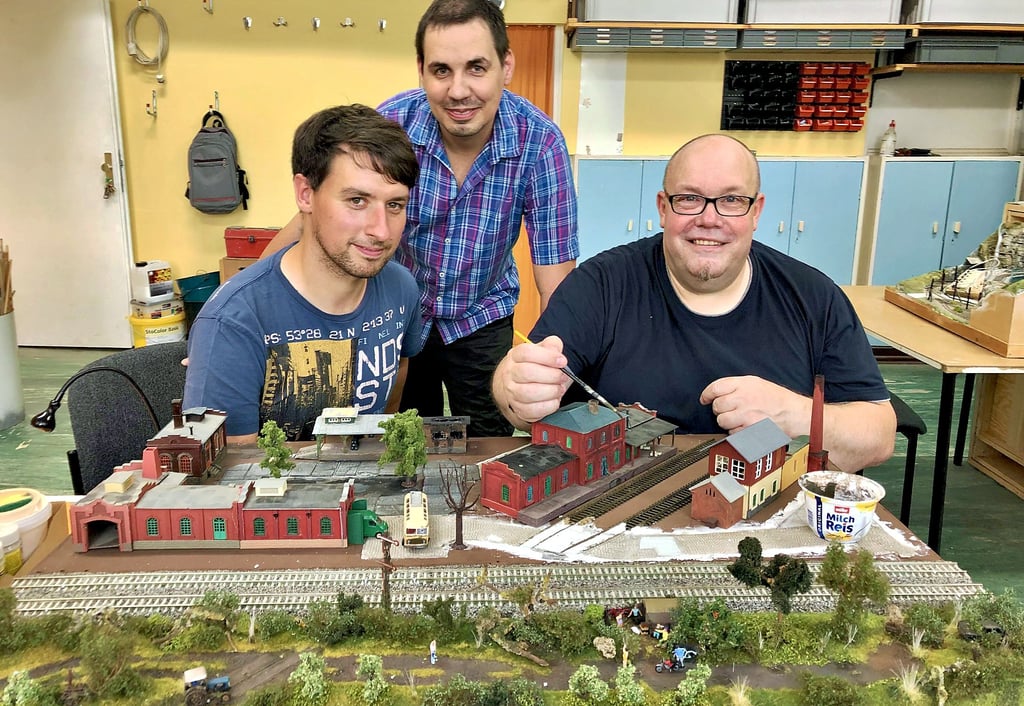 Steve Franke und Kay Rzepka schauen Marco Pfeiffer (v.l.) bei den Arbeiten für sein neues Modul über die Schulter.