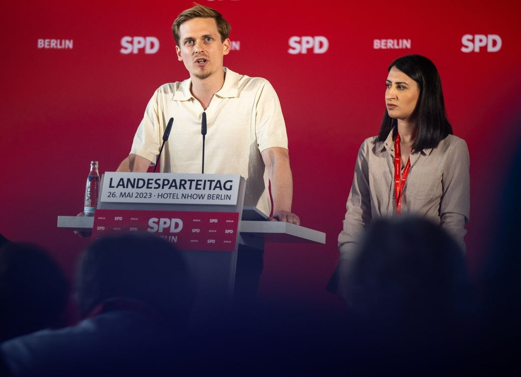 Peter Maaß und Sinem Tasan-Funke, Landesvorsitzende der Jusos Berlin, stehen am Pult.