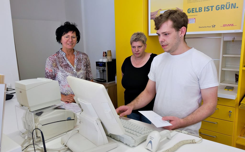 Tim Kesler (rechts) wird bei der Eröffnung von Birgit Tomaske untersützt. Katja Kesler (Mitte) schaut ihrem Sohn bei der Arbeit zu.