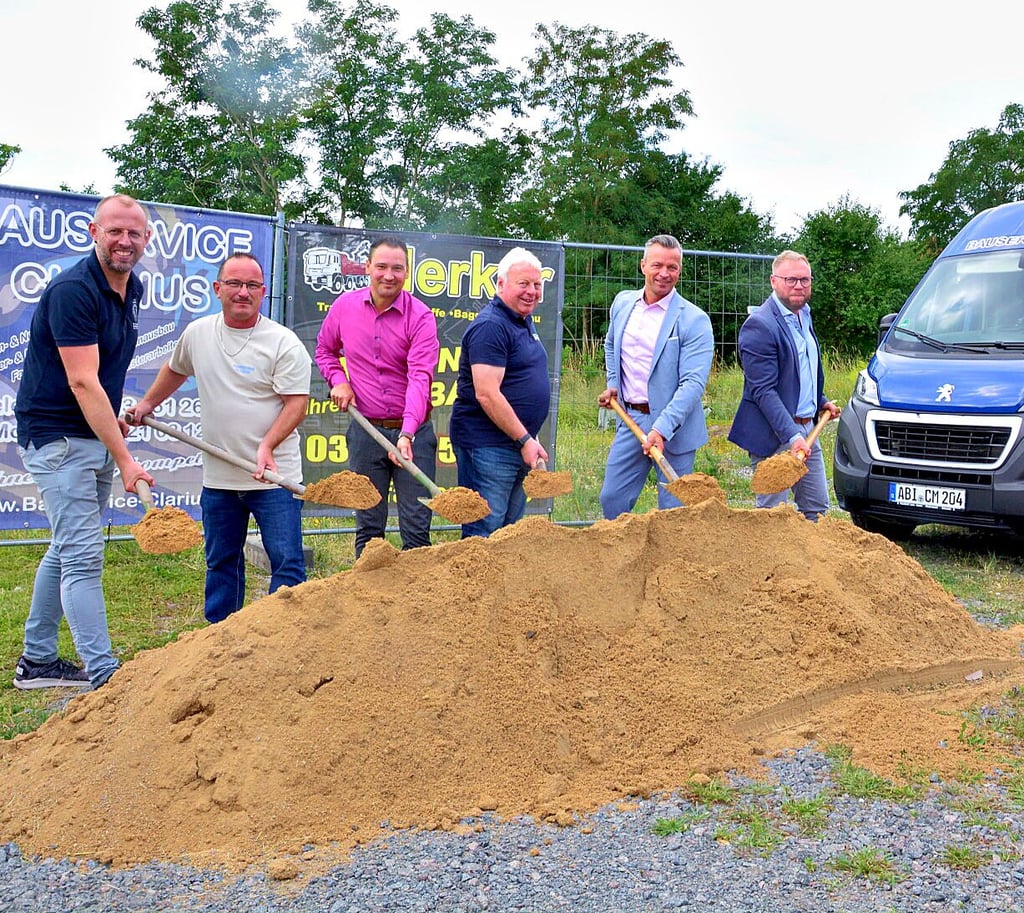 Symbolischer Spatenstich für die Erweiterung des Peugeot Auto-Center Pfuhl in Bitterfeld in Richtung Mobilität.