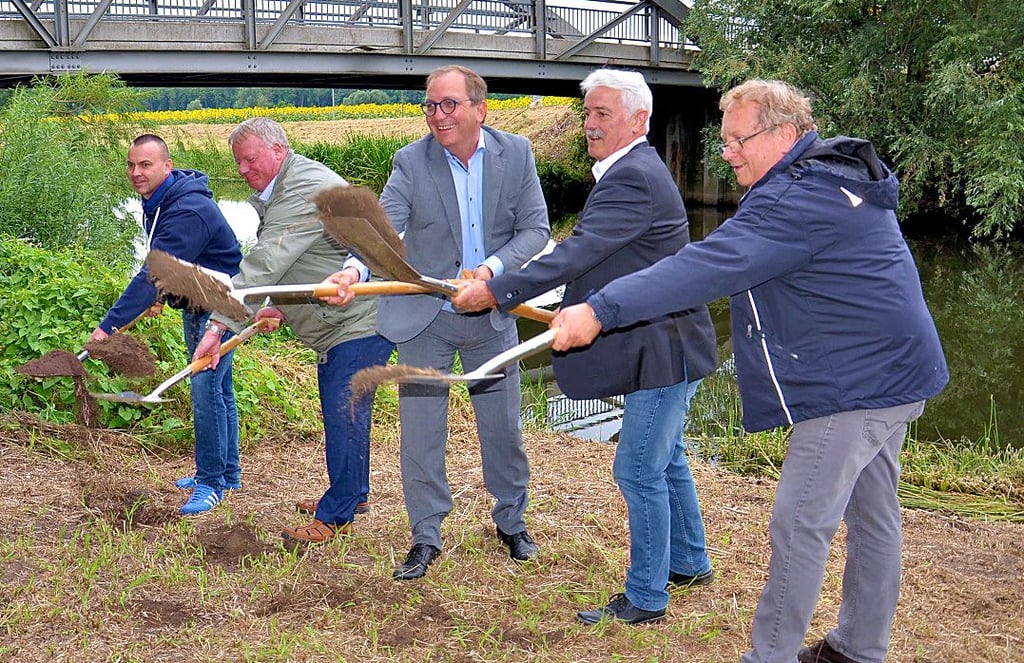 Das gemeinsame Projekt Bodetreppen unterstreichen beim Spatenstich in Löderburg der hiesige Ortsbürgermeister Danny Hempel (von links), der Staßfurter Bürgermeister René Zok, Landrat Markus Bauer, Stadtratsvorsitzender Peter Rotter und LHW-Flussbereichsleiter Dr. Christoph Ertl.