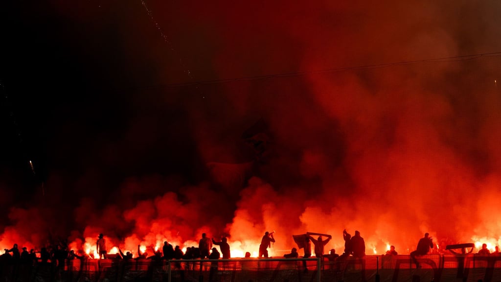 Der !. FC Köln ist wegen Pyrotechnik-Einsatz der Fans bestraft worden.
