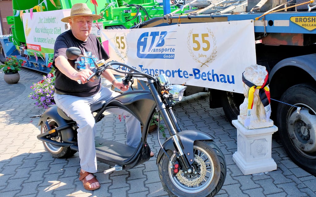 Spediteur Ulrich Abraham aus Bethau geht mit der Zeit. Die Lkw laufen noch mit Diesel, sein Motorrad dagegen wird elektrisch angetrieben.