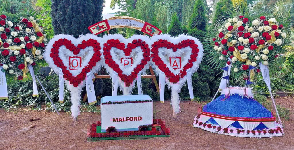 Das ist kein alltäglicher Anblick auf dem Friedhof in Oebisfelde. Die Würdigung, mit denen die Enkel ihres verstorbenen Opas und Oberhaupts der Zirkusfamilie Malford gedenken, ist ein Blickfang und beeindruckt derzeit die Besucher.