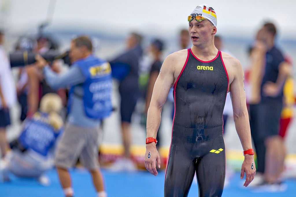 Rob Muffels beobachtet das Finale der Freiwasser-Staffel in Fukuoka. Eine Medaille blieb ihm zum Karriereende verwehrt.