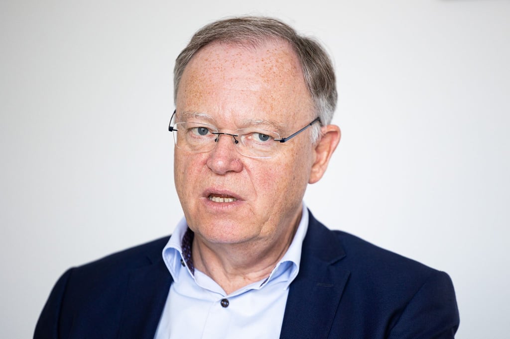 Stephan Weil (SPD), Ministerpräsident von Niedersachsen, sitzt in seinem Büro in der Staatskanzlei.