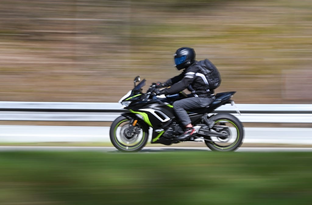 Anders als im Auto: Auf dem Motorrad sind Verkehrsteilnehmer ohne schützende Karosserie unterwegs. Airbag-Kleidung soll das Verletzungsrisiko bei Unfällen senken.