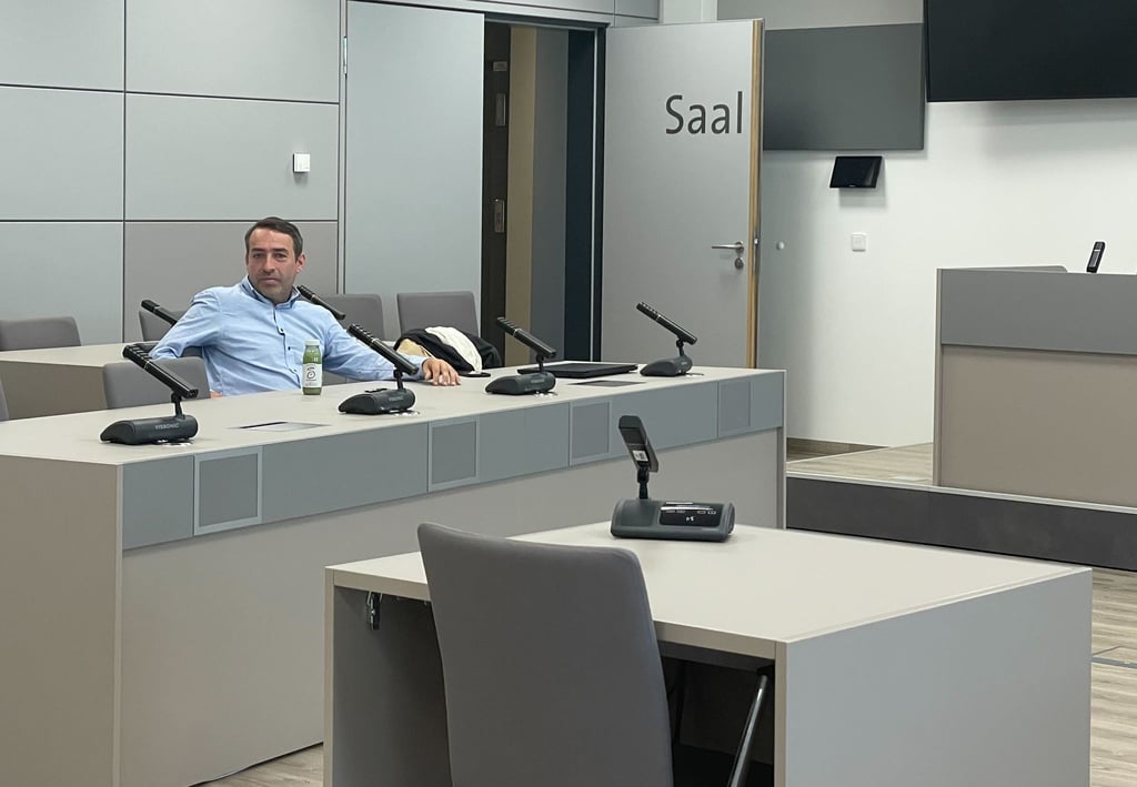 Sven Liebich sitzt in einem Saal vom Amtsgericht in Halle.