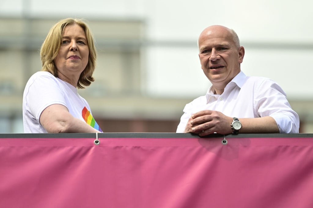 Kai Wegner (CDU), Regierender Bürgermeister von Berlin, und Bärbel Bas (SPD), Präsidentin des Deutschen Bundestages, stehen bei der 45. Berlin Pride-Parade (CSD) auf einem Wagen zusammen.