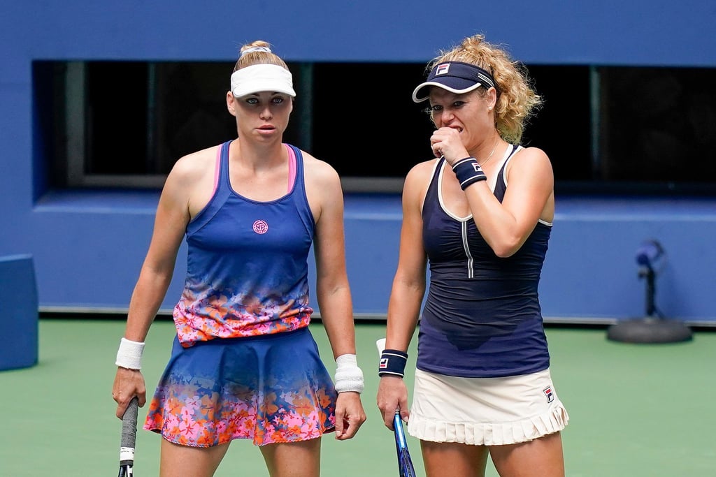 Vera Swonarewa (l) spricht mit Laura Siegemund. Der Russin ist die Einreise nach Polen verweigert worden.