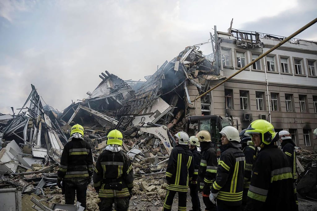 Rettungskräfte arbeiten an zerstörten Gebäuden nach einem Angriff auf Odessa.