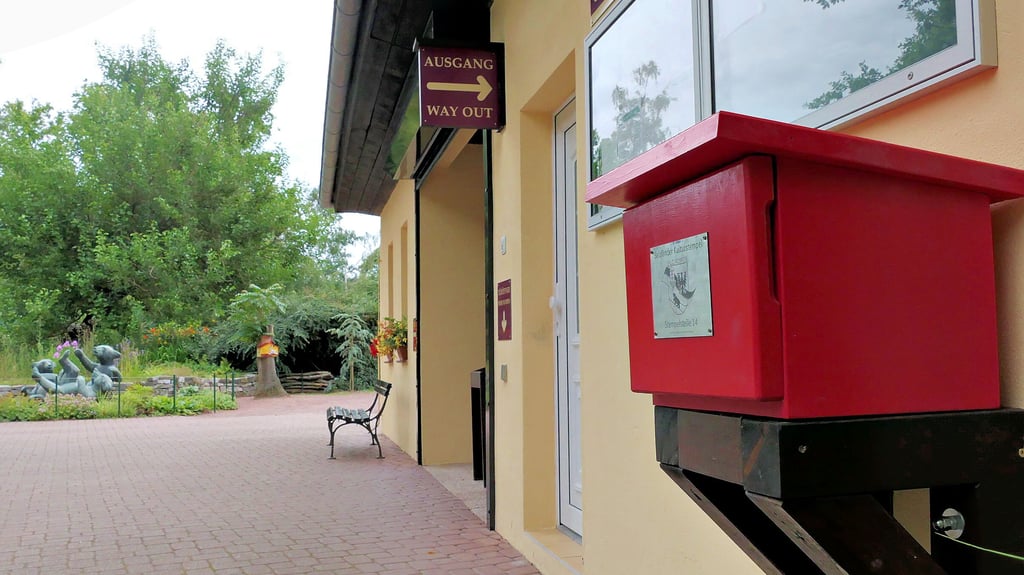 Der rote Kasten des Salzländerkulturstempels befindet sich innerhalb des Tiergartengeländes. Sammler können sich die Trophäe ohne Eintritt holen.