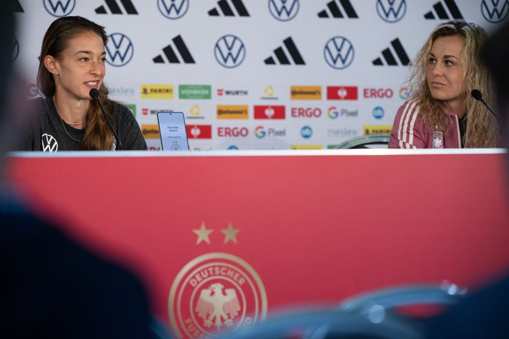 Fiebern dem deutschen WM-Auftakt entgegen: Felicitas Rauch (l) und Lena Lattwein.