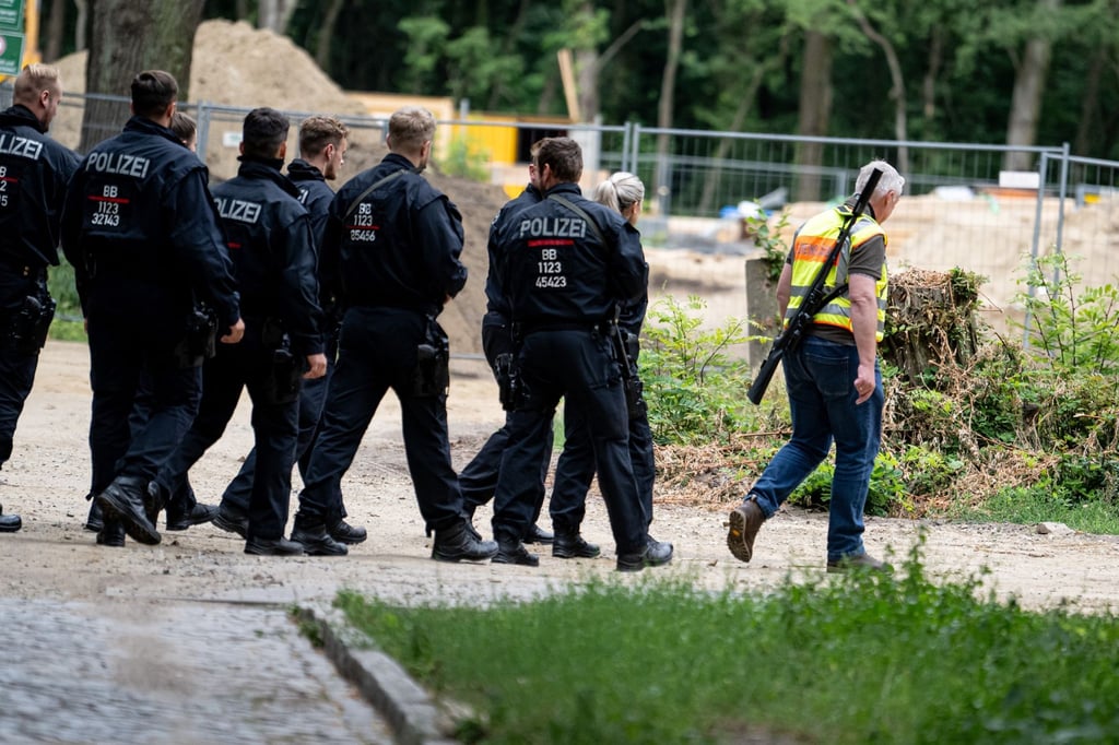 Der Gemeindejäger und Polizisten laufen im Bereich der südlichen Landesgrenze von Berlin.