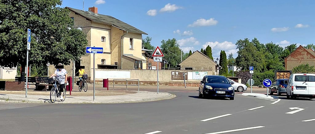 Falschfahrer kommen über den Gehweg des Bahnhofsvorplatzes (in der Grafik oben grün dargestellt), statt auf der Fahrbahn in Richtung Norma zu fahren. Dieses Verhalten beeinträchtigt sowohl den Fußgänger- als auch den Pkw-Verkehr, denn vom Gehweg geht es oft direkt quer über die Fahrbahn.