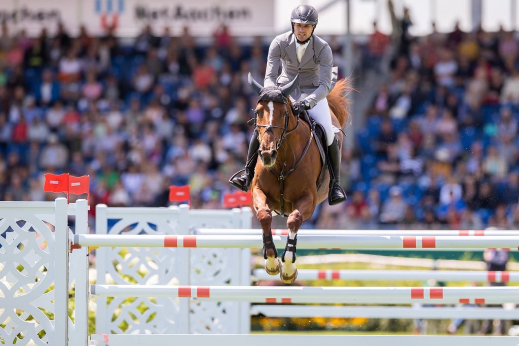 Der deutsche Reiter Christian Kukuk auf dem Pferd Nice. Beim Turnier in Riesenbeck ritt er mit Just Be Gentle.