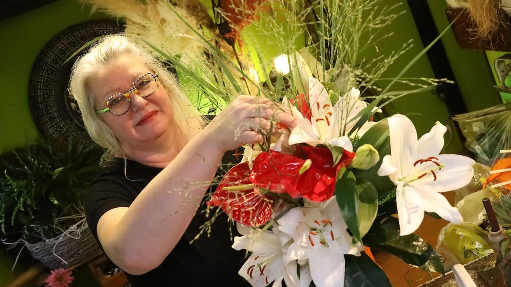Silke Hoffmann liebt es Blumensträuße zu gestalten.