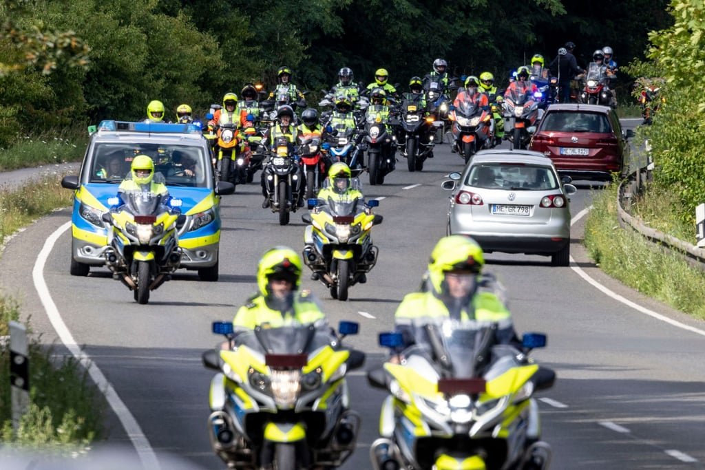 Etwa 350 Motorräder fahren bei der Motorrad-Sternfahrt in Richtung Ratingen mit, hier auf der Mülheimer Straße in Ratingen.