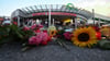 Blumen und Kerzen liegen an der U-Bahn Station Olympia-Einkaufszentrums (OEZ).