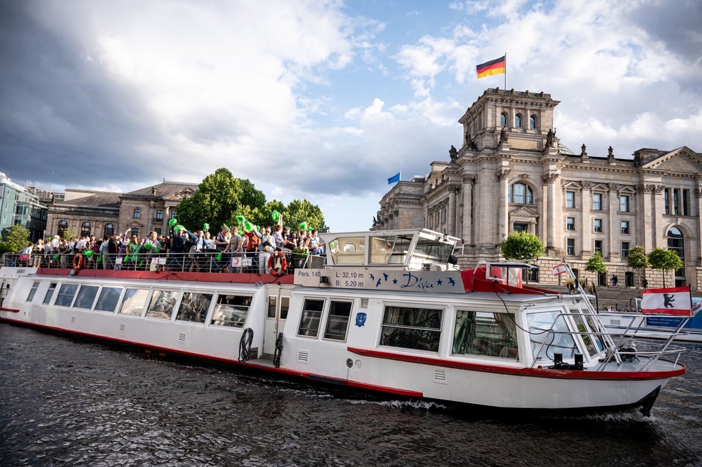 Schiffe fahren im Vorfeld des Christopher Street Days (CSD) am Samstag beim CSD auf der Spree für queere Vielfalt durch das Regierungsviertel.