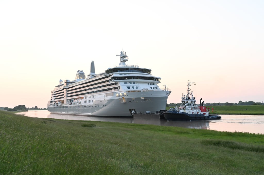 Das neue Kreuzfahrtschiff „Silver Nova“ hat die Meyer-Werft verlassen und ist auf der Ems unterwegs.