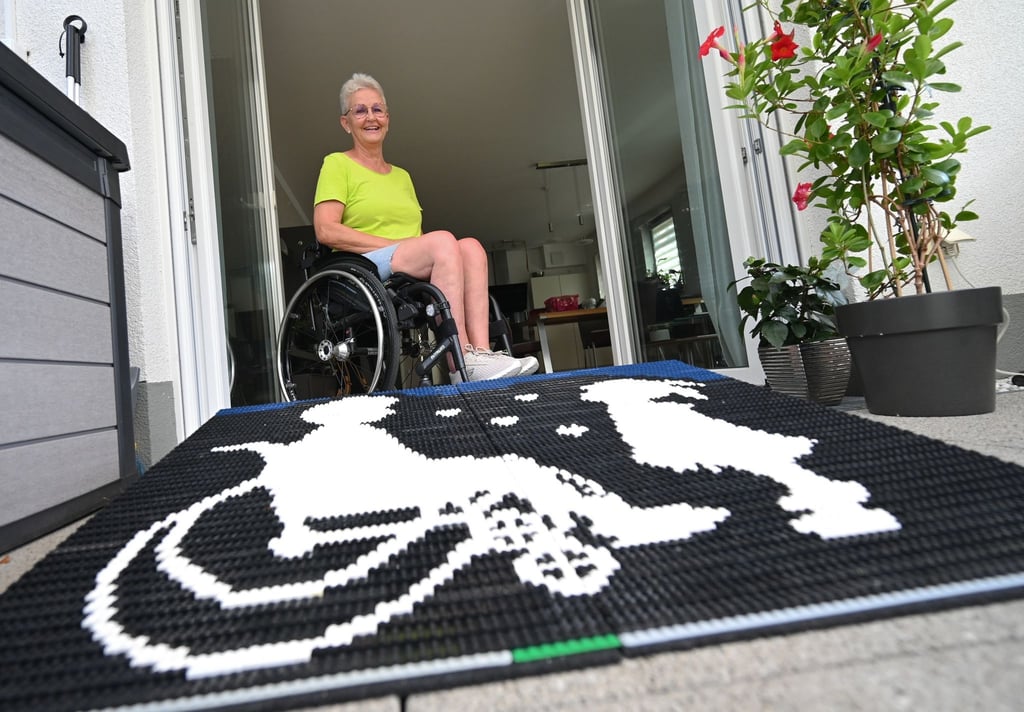 Rita Ebel, bekannt als „Lego-Oma“, baut Rampen für Rollstuhl- und Rollatornutzer aus handelsüblichen Legosteinen.
