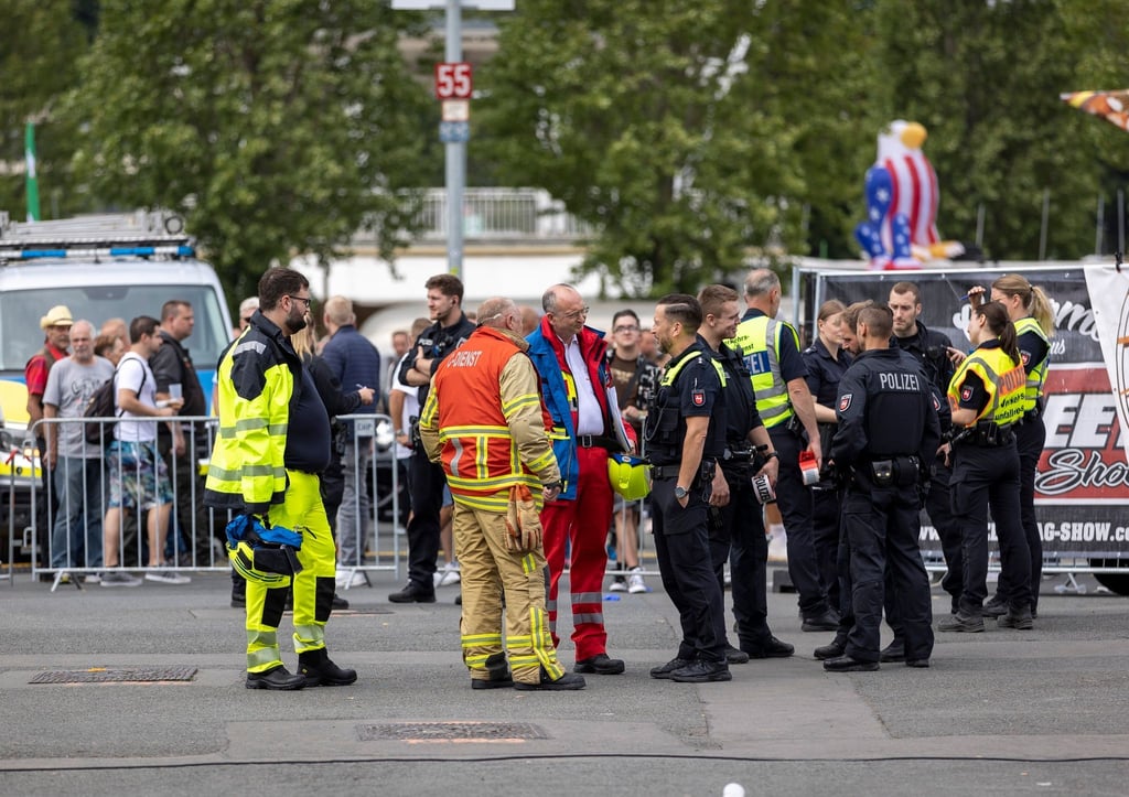 Einsatzkräfte an der Unfallstelle auf dem Schützenplatz.