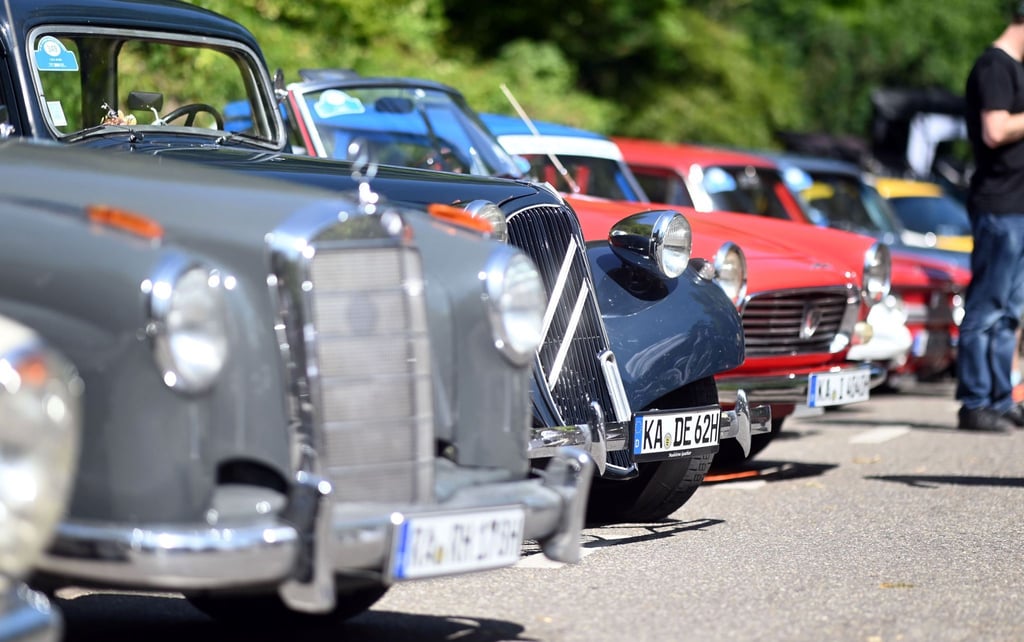 Beim 46. Internationalen Oldtimer-Meeting stehen verschiedene Oldtimer hintereinander. .
