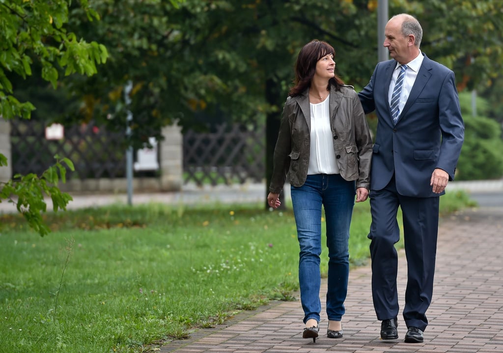 Der Spitzenkandidat der SPD für die Landtagswahl in Brandenburg, Ministerpräsident Dietmar Woidke, und seine Frau Susanne gehen am 14.09.2014 in Forst (Brandenburg) zum Wahllokal.