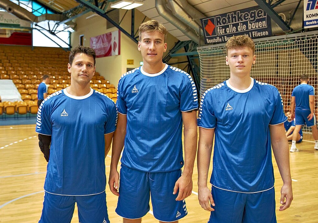 Die Neuzugänge Oskar Emanuel, Alexander Mitrovic und Tim Hertzfeld (v.l.n.r.) am Montag beim Trainingsauftakt in der Anhalt-Arena.