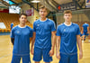 Die Neuzugänge Oskar Emanuel, Alexander Mitrovic und Tim Hertzfeld (v.l.n.r.) am Montag beim Trainingsauftakt in der Anhalt-Arena. 