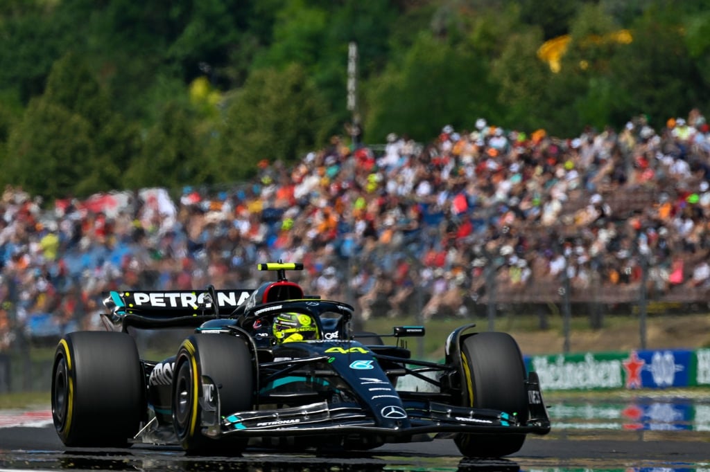 Lewis Hamilton aus Großbritannien vom Team Mercedes steuert sein Auto auf dem Hungaroring.