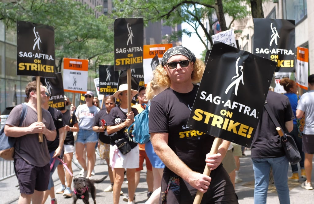 Der mit seinen Schauspielkollegen solidarische Requisiteur Keith Fennelly streikt vor dem NBC-Hauptsitz in New York für bessere Vergütung.