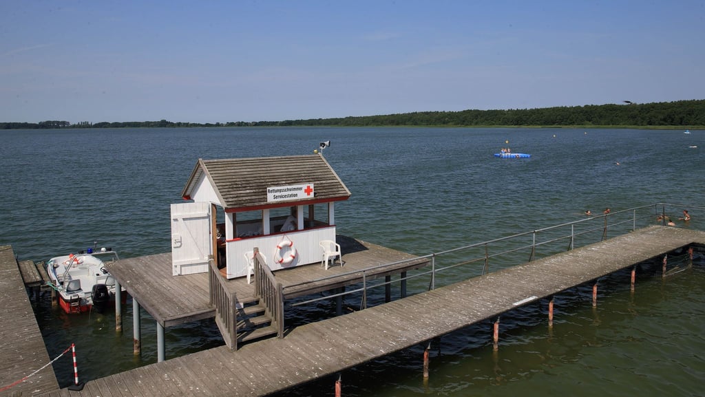 Eine Rettungsschwimmer-Servicestation am Arendsee im Luftkurort Arendsee.