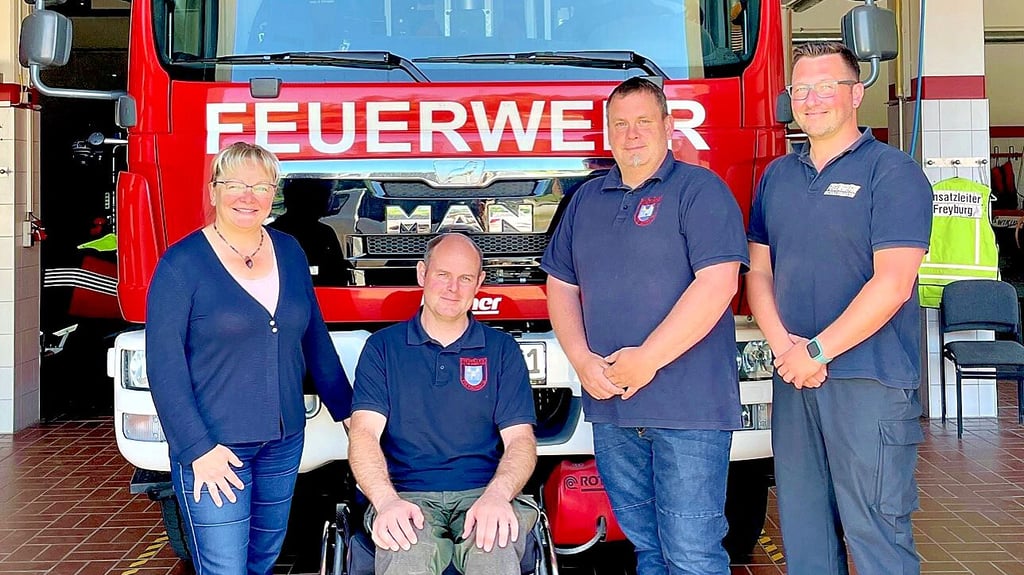 Um Zugführer und Kreisausbilder Maximilian Enders (2.v.l.) auch nach seinem schweren Arbeitsunfall in die Feuerwehr-Arbeit zu integrieren, haben die Freyburger Kameraden um Wehrleiter Christian Stude-Verch (2.v.r) - hier mit VG-Bürgermeisterin Jana Schumann und Verbandswehrleiter Christopher Radenz - eine Spendenaktion initiert. Ziel ist ein Plattformlift.